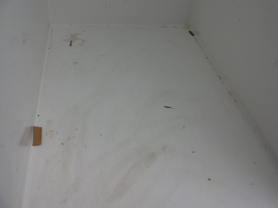 V prevádzke znečistené a poškodené prepravky, pripravené ako čisté na expedíciu potravín.