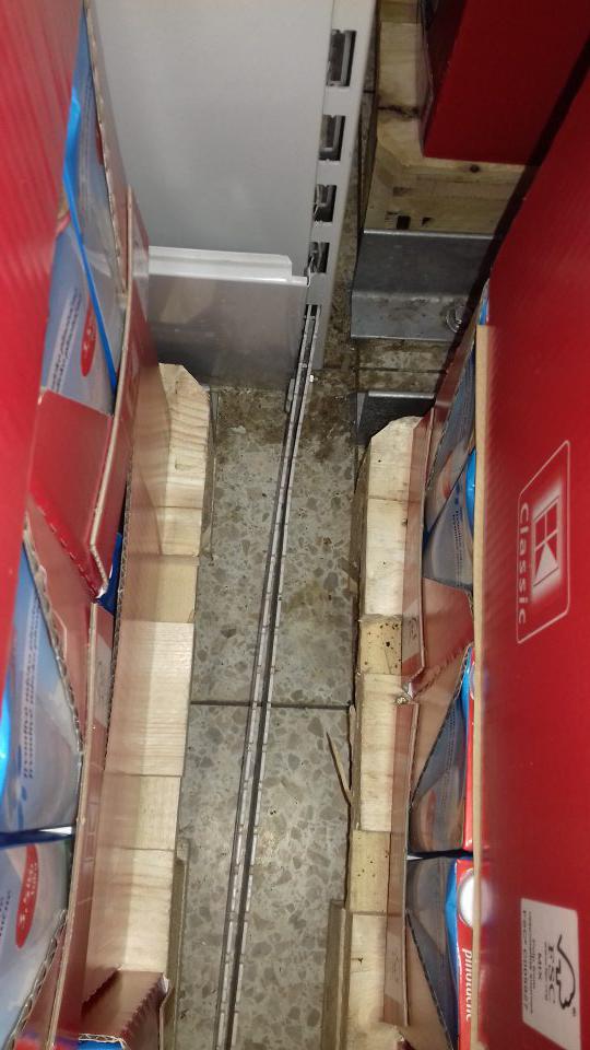 V predajni znečistená podlaha na ťažko dostupných miestach.