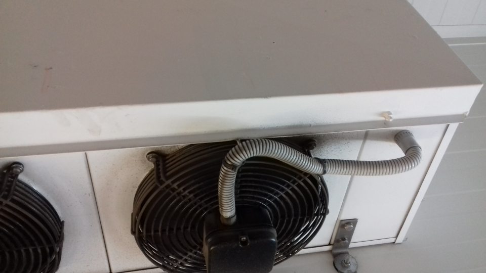 V prevádzke znečistený povrch stropnej chladiacej jednotky.
