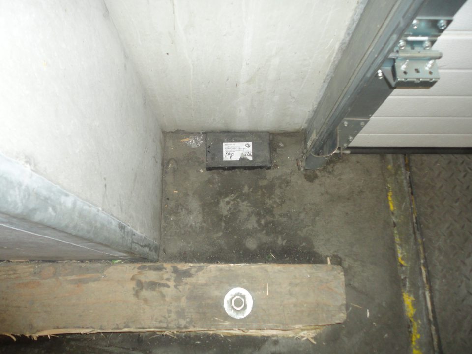 Znečistená podlaha na príjme tovaru pri monitorovacej staničke.