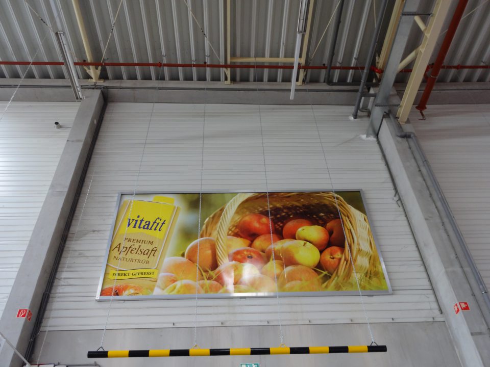 Znečistené a zaprášené steny v priestore expedície potravín.