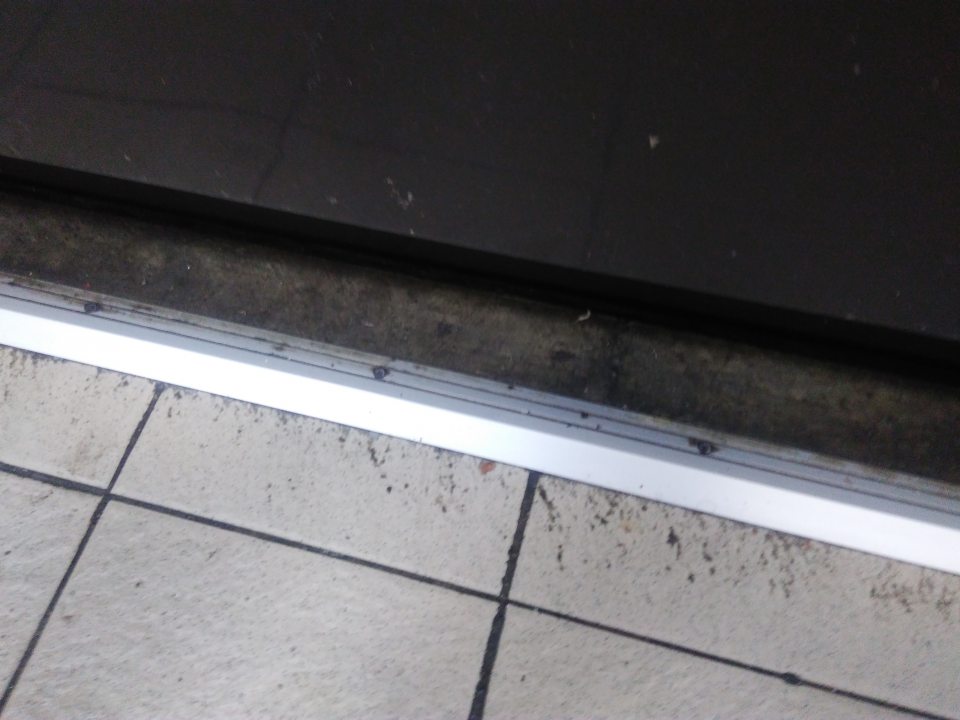 Znečistená podlaha za predajným pultom na oddelení mäsa