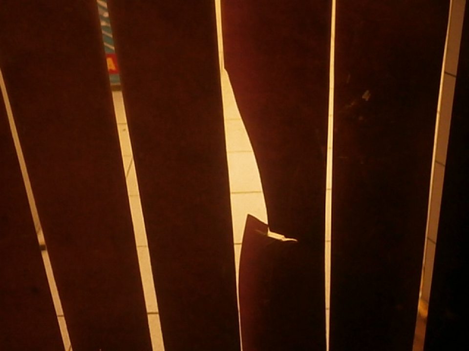 Medzi predajňou a skladom prevádzky poškodený a znečistený plastový záves.