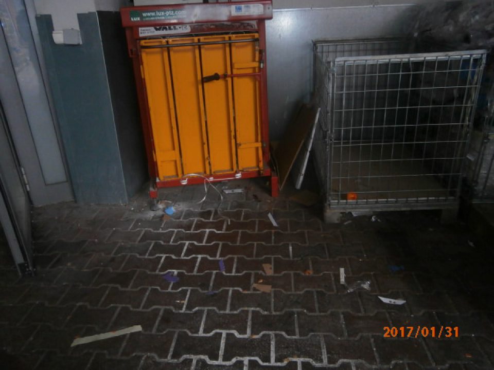 Pri vstupných dverách prevádzky na príjme tovaru poškodená podlaha.