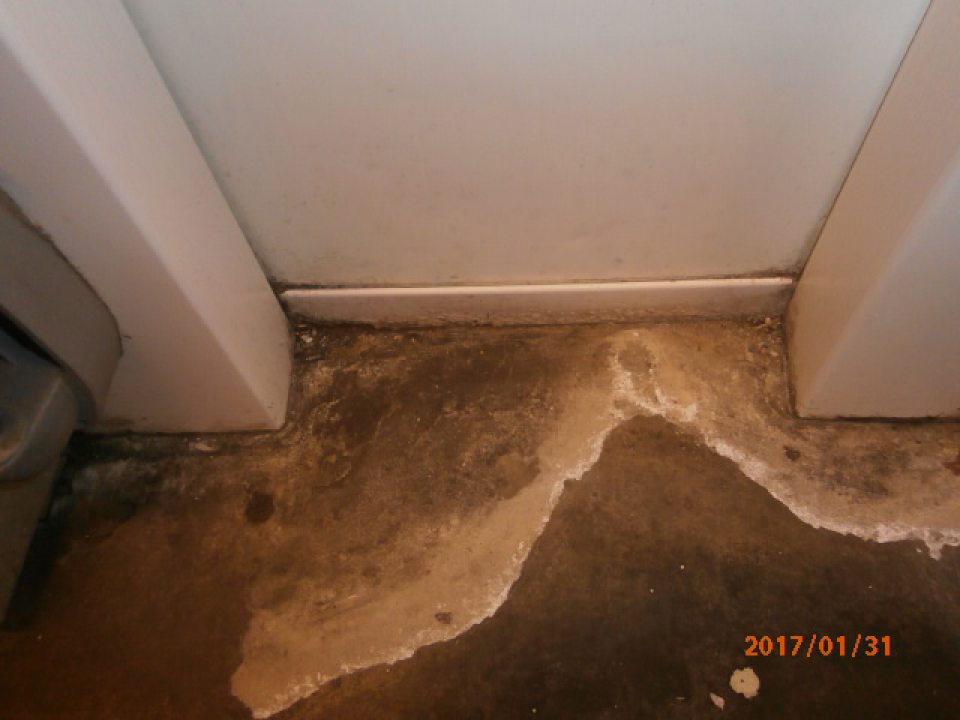 V manipulačnej chodbe prevádzky znečistená podlaha.