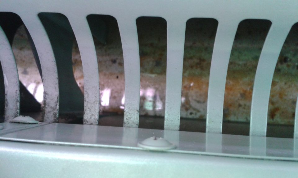 V predajni v chladiacej vitríne s čerstvým mäsom výskyt kondenzu.