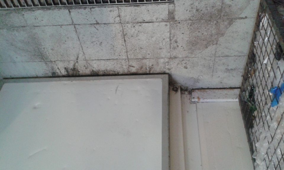 V sklade prevádzky znečistená podlaha.