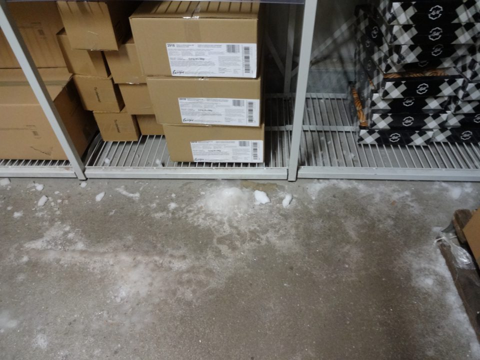 - Námraza na podlahe v mraziacom boxe na oddelení dopekania pekárskych výrobkov