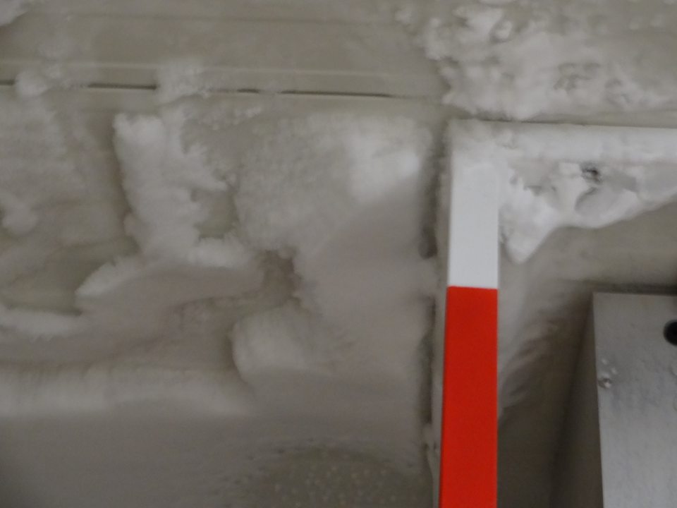  - Hrubá vrstva námrazy na strope a klimatizačnej jednotke v mraziacom boxe na oddelení dopekania pekárskych výrobkov