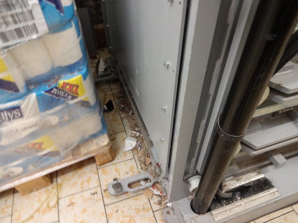 - Znečistená podlaha okolo lisu na papier v sklade potravín