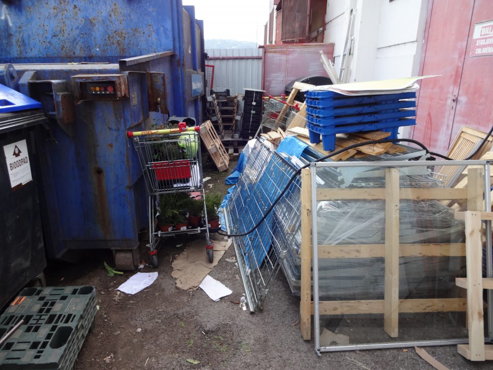 V odpadovom hospodárstve prevádzky znečistená podlaha.