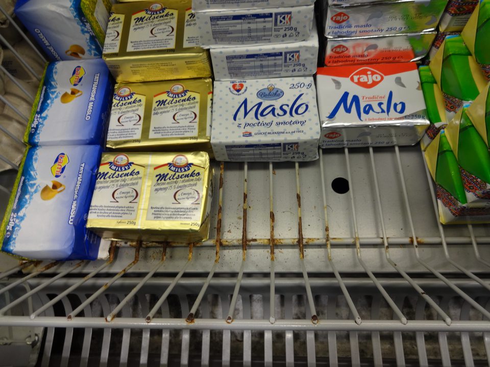 v chladiacej vitríne na mliečne výrobky korózia a poškodený náter kovových košov. 