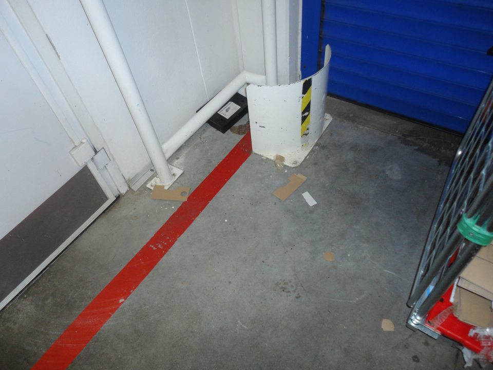 Znečistená podlaha v chodbe pri vstupe do skladu surovín pekárne.