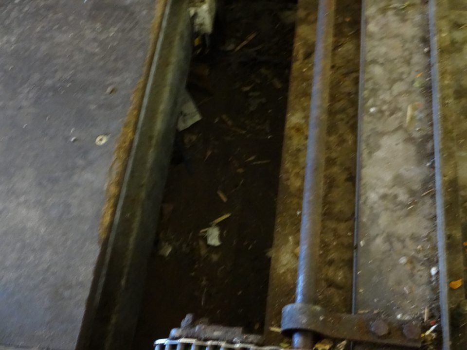 Znečistená podlaha v priestore na prepravné boxy.