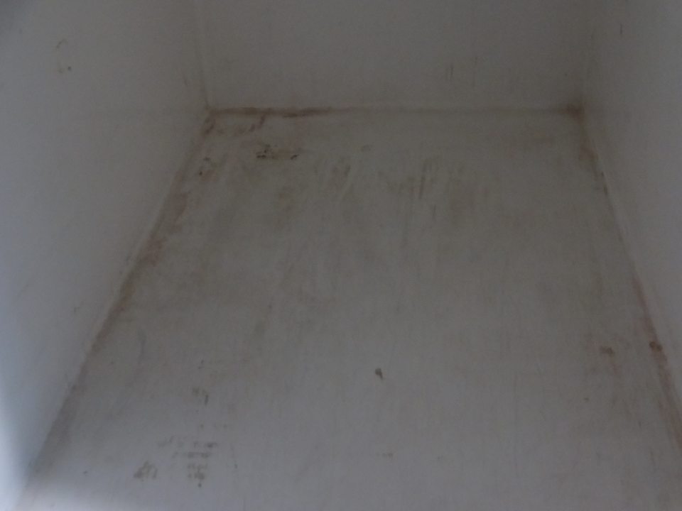 Znečistené TKT boxy určené kompletáciu chladených a mrazených potravín.