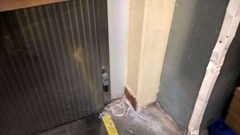Zistené nečistoty a zatečenia pod mriežkami umiestnenými pozdĺž mraziacich zariadení.