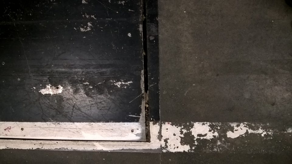 Hygiena skladovania, nahromadené nečistoty na podlahe v okolí zabudovaných váh