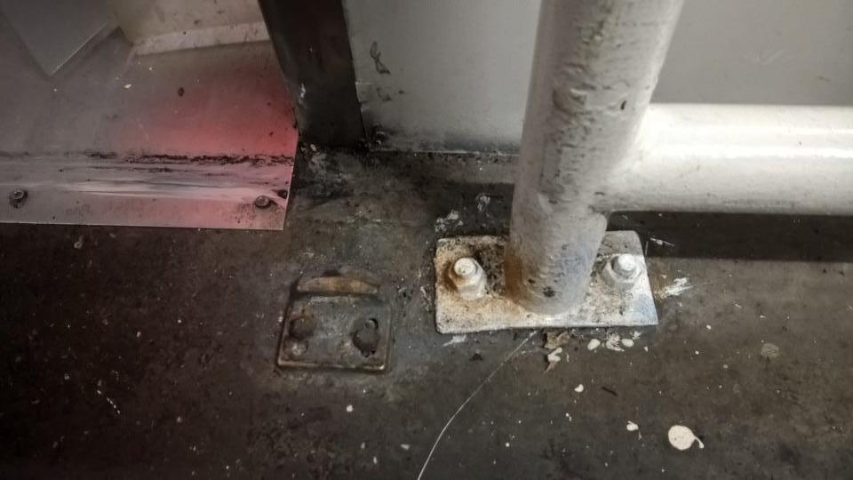 Hygiena skladovania, nahromadené nečistoty v okolí vstupov do mraziacich boxov