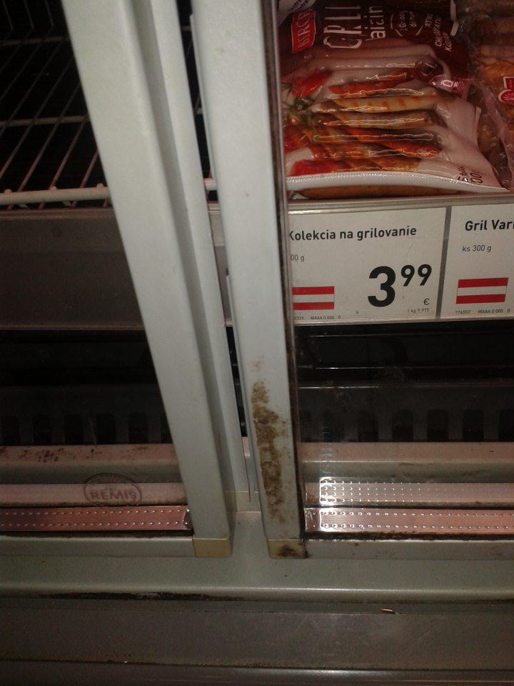 V predajni znečistené dvere chladiaceho boxu.