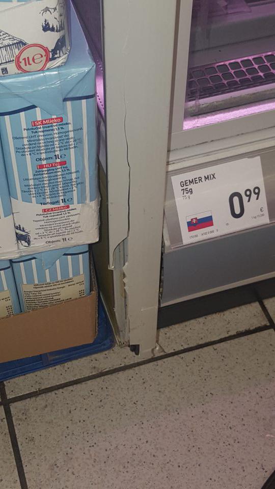 poškodená lišta na chlad. vitríne