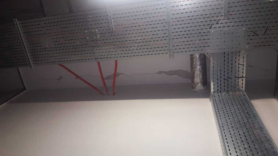 olupujúca sa omietka v manipulačnej chodbe nad. elektrorozvod. skriňami,