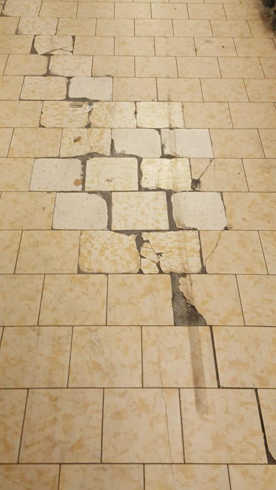 Porušená a necelistvá podlaha.