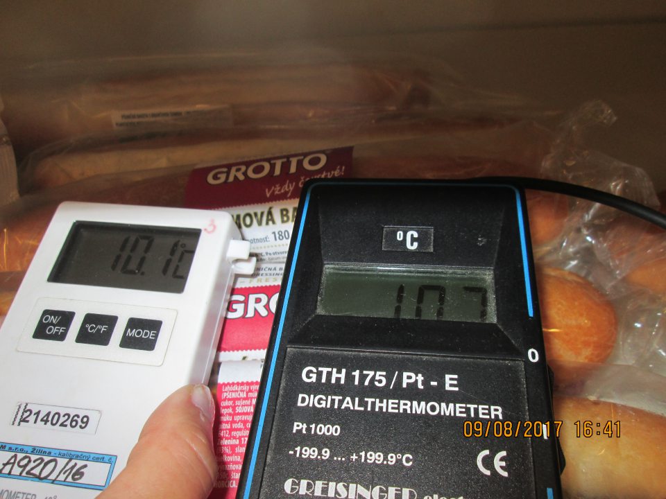 Nedodržanie podmienok skladovania obložených bagiet v chladiacej vitríne.