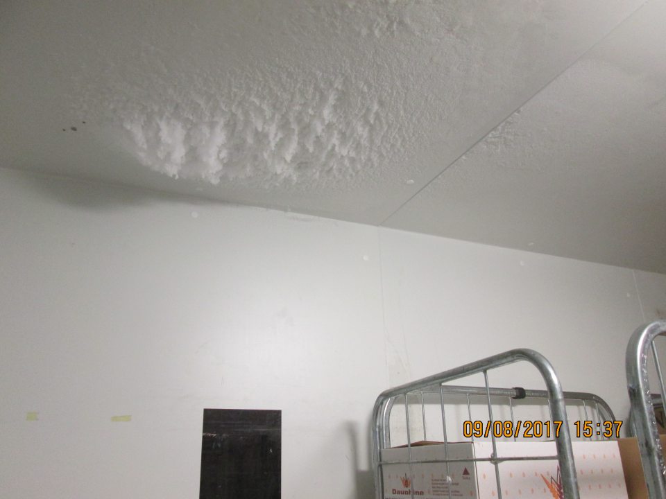 V zázemí prevádzky  vo vnútri mraziaceho boxu neúmerná vrstva námrazy.