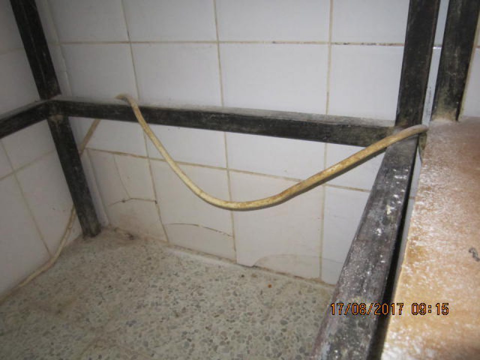 Vo výrobni jemného pečiva poškodený, prasknutý keramický obklad.