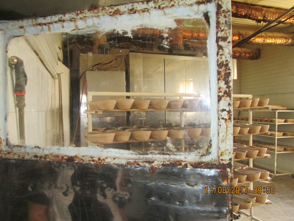 V prevádzke poškodený keramický obklad dverí kysiarne. 