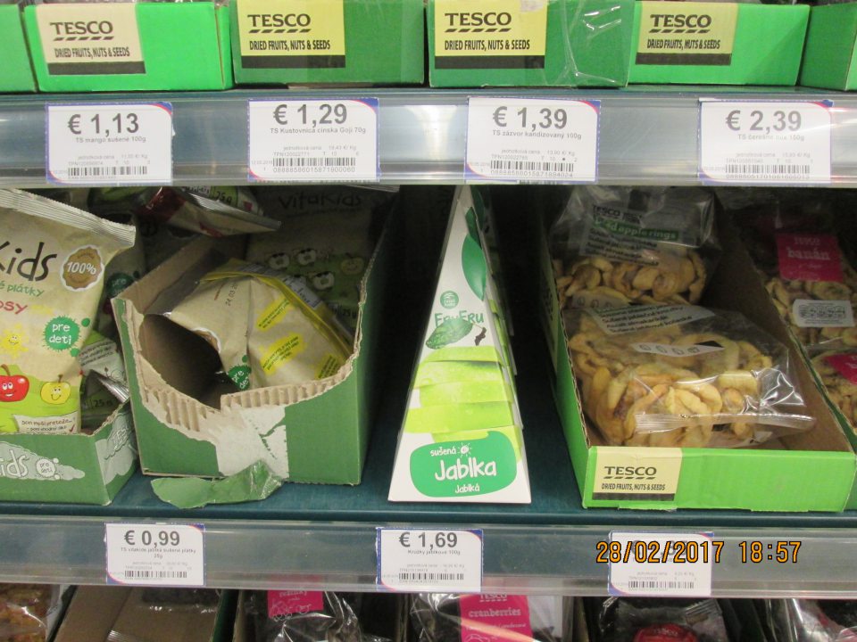 Predaj nesprávne označenej potraviny - FRU FRU sušené jablká. Na potravine nie je jasne odlíšený alergén oxid siričitý - SO2 od zvyšnej časti zoznamu zložiek.