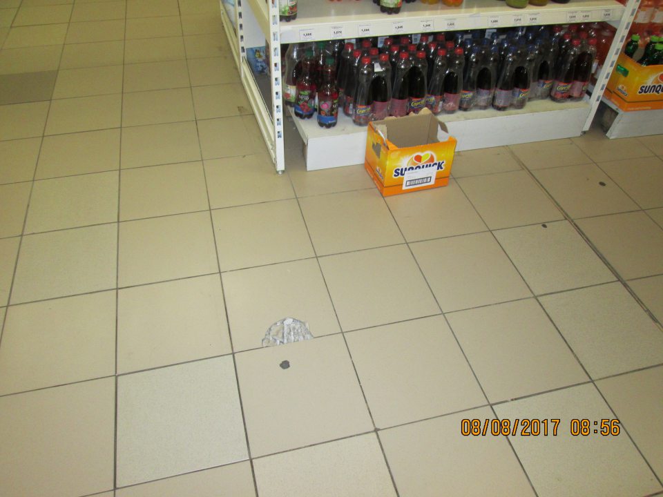 V predajni poškodená podlaha.