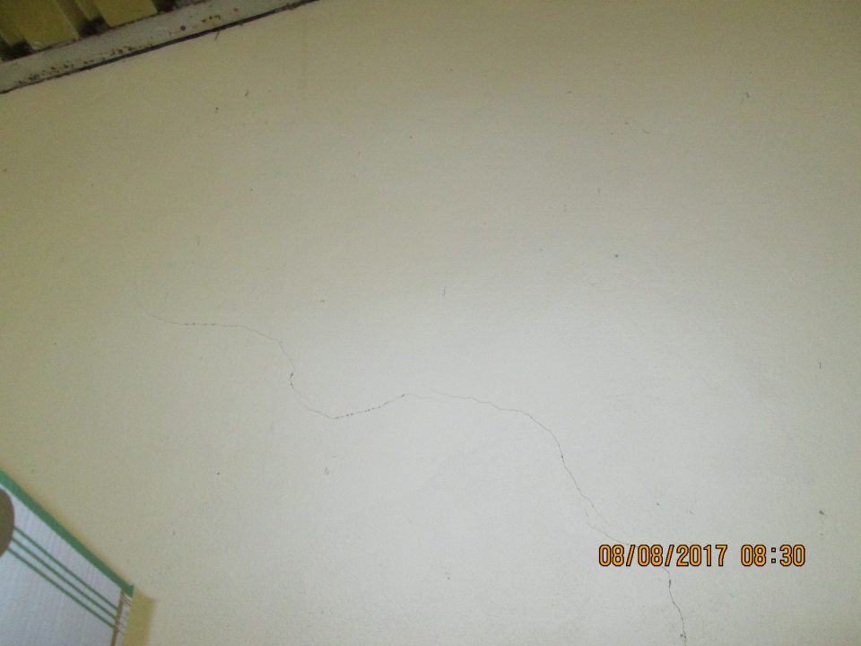 V sklade prevádzky poškodená stena.