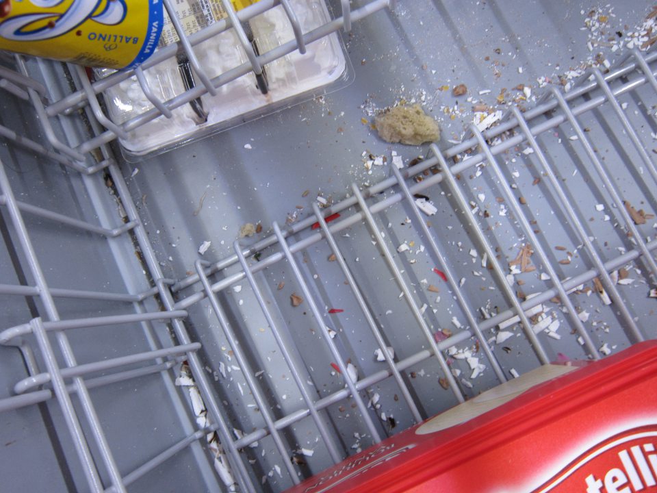 Nevyhovujúca hygiena mraziaceho boxu.