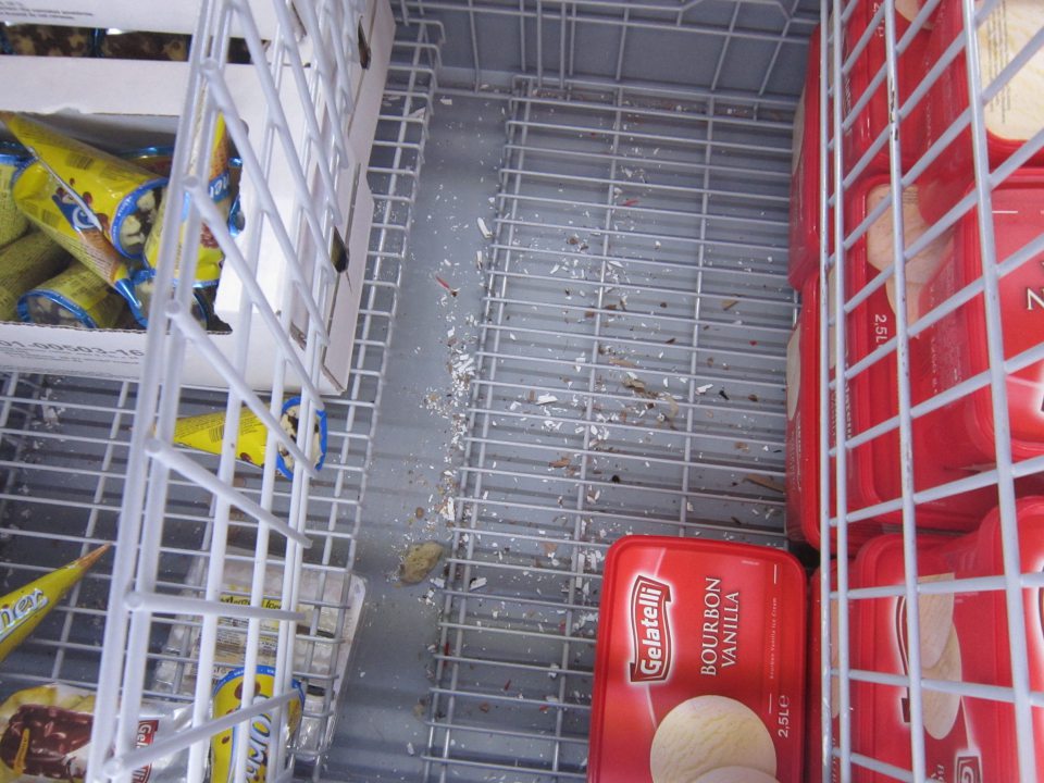 Nevyhovujúca hygiena mraziaceho boxu.