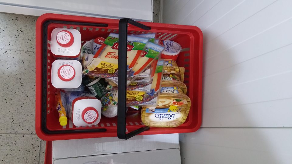 V chladiacom boxe prevádzky uskladnené výrobky po uplynutí dátumu spotreby bez označenia.