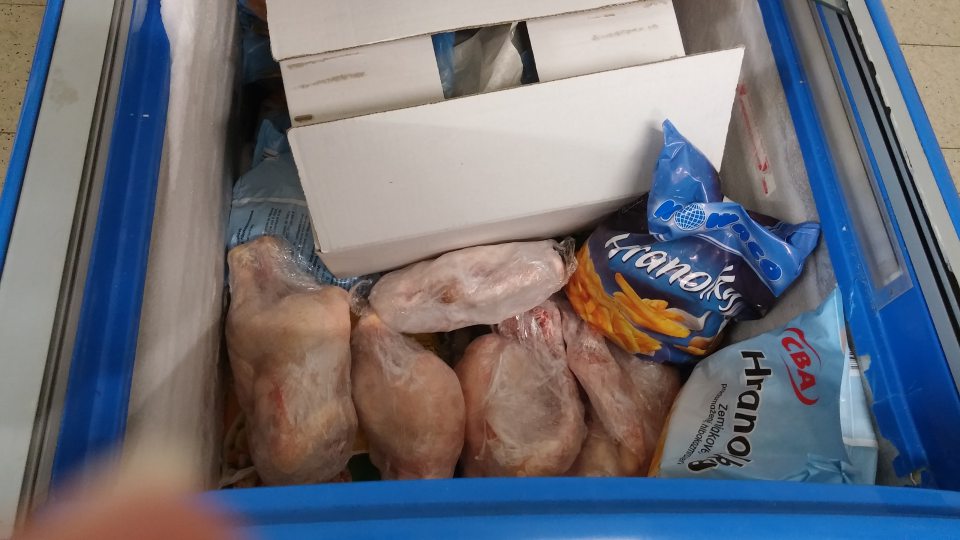 V mraziacom boxe v zázemí prevádzky spoločne skladované hlbokozmrazené výrobky určené na predaj s chladeným mäsom zmrazeným po uplynutí dátumu spotreby.