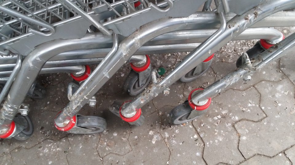 V prevádzke znečistené nákupné vozíky.