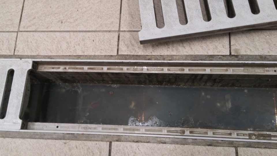 V prípravovne mäsa prevádzky znečistený odtokový kanál.