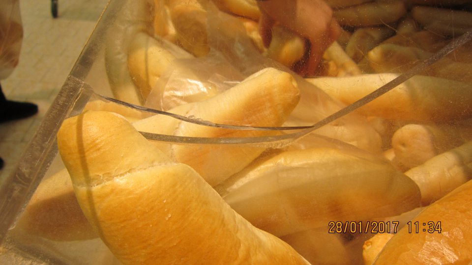 V predajni prasknuté umelohmotné bočné a predné steny násypníkov na bežné pečivo.