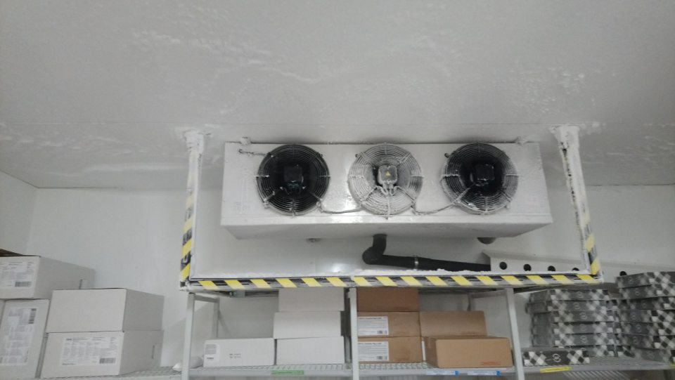 Neúmerná námraza na technologickom zariadení a tovare v mraziarenskom boxe určenom na skladovanie hlbokozmrazeného pečiva.