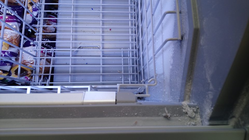 Na predajnej ploche znečistená mraziarenská vitrína.