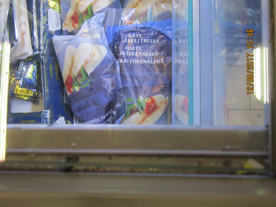 V predajni znečistené mraziace zariadenie na rybacie výrobky. 