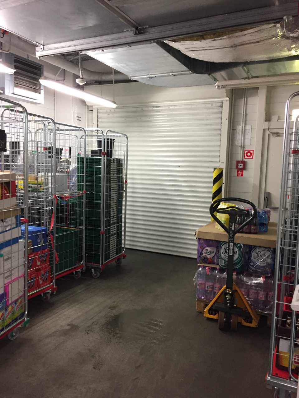 V manipulačnom priestore príjmu potravín zatekajúca voda zo stropu.