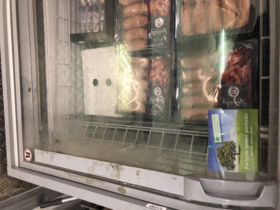 Znečistené posuvné dvierka chladiacej vane v zázemí prevádzkarne.