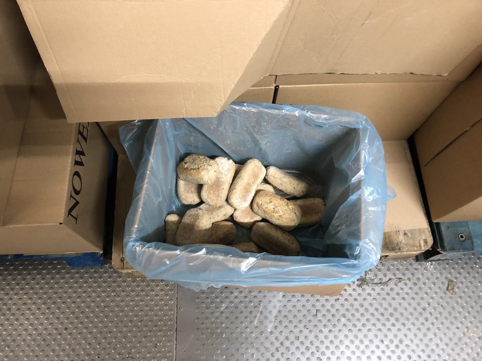 Hlbokozmrazené pekárske polotovary skladované v otvorených igelitových a kartónových obaloch, teda nechránene pred vplyvom vonkajšieho prostredia, skladované priamo na podlahe.