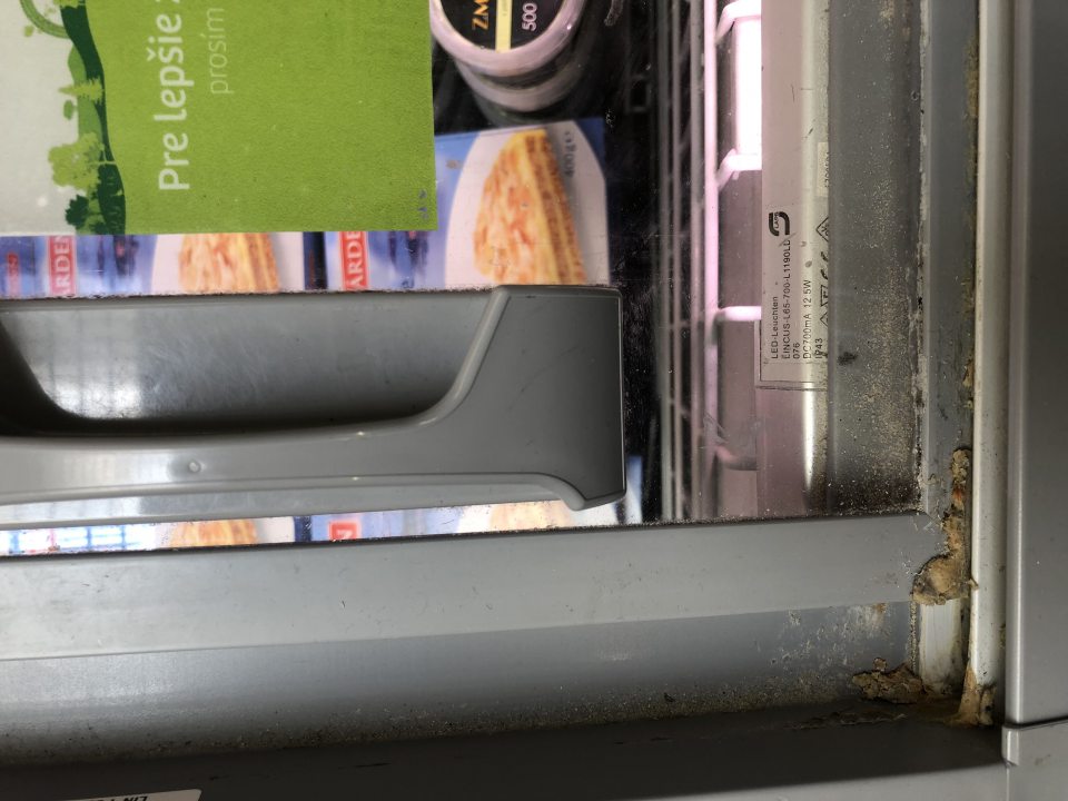 Znečistené lišty pre posuvné dvierka mraziacej vane na predajnej ploche.