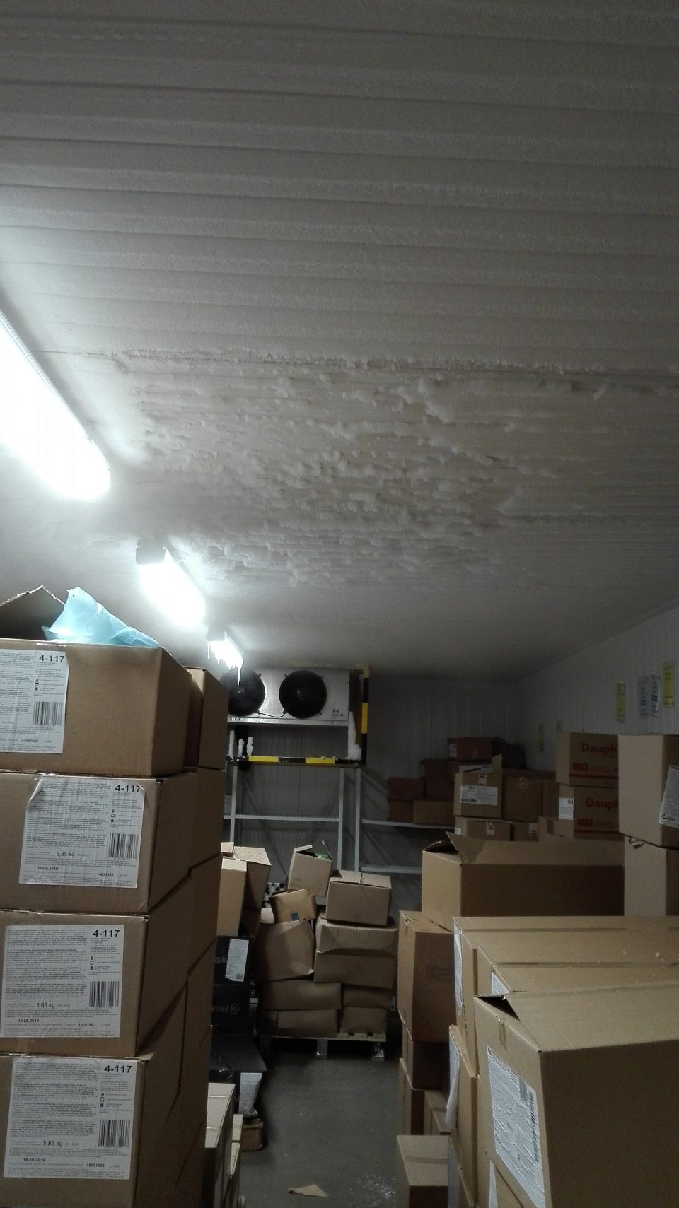 Námraza na strope v mraziarenskom sklade oddelenia dopekania.