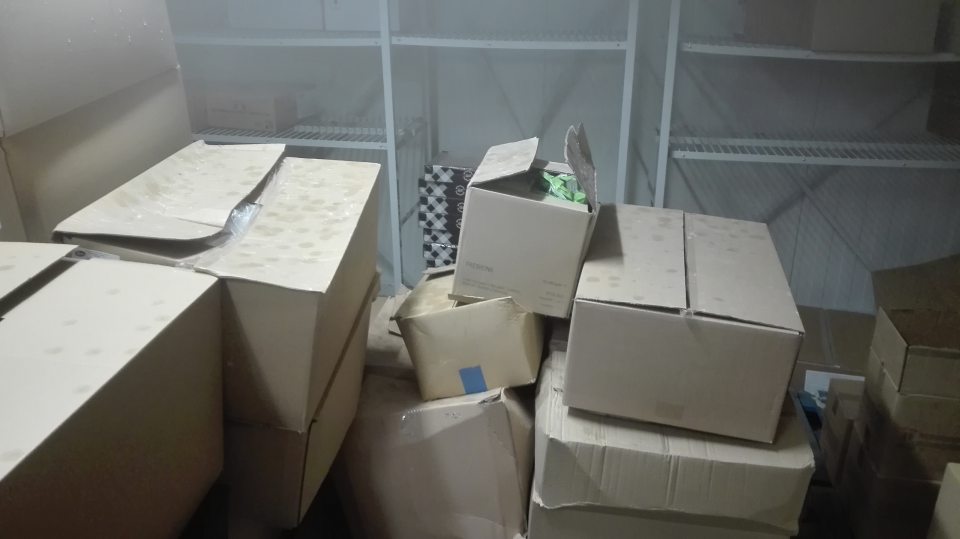 Zamrznutý kondenzát na krabiciach s tovarom v mraziarenskom sklade oddelenia dopekania.