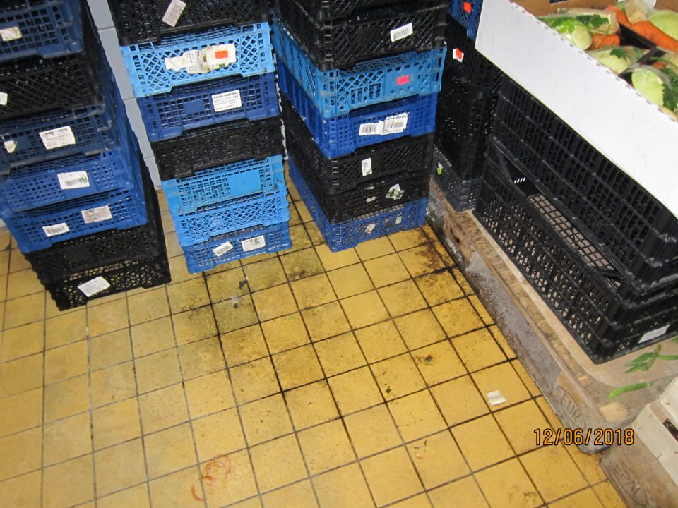 Podlahy v chladiacom boxe znečistené